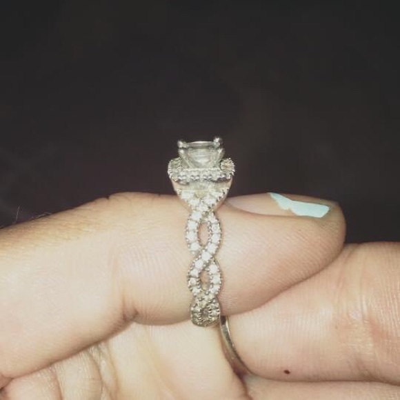 Neil Lane Engagement Ring 1 carat center stone - Picture 6 of 10